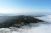 Der große Arber im Bayerischen Wald unter der Nebeldecke